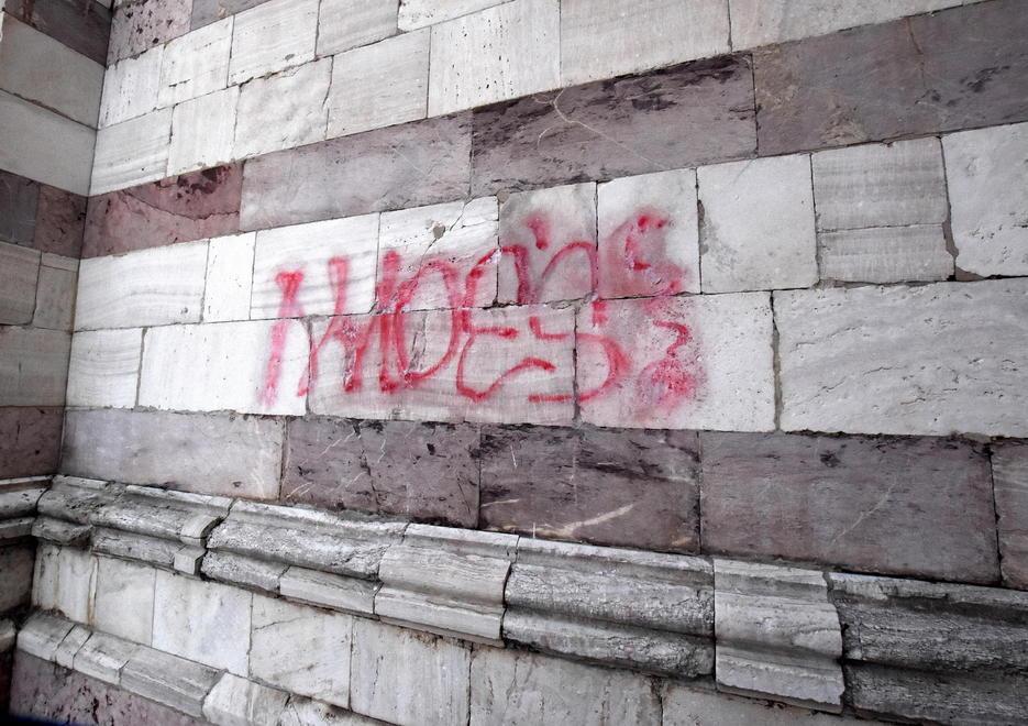 La Cattedrale deturpata dai vandali 