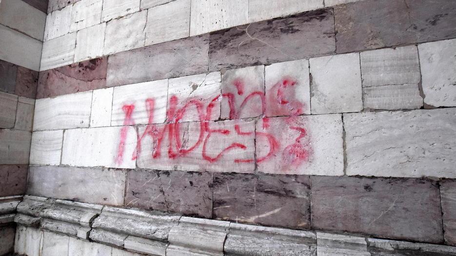 La Cattedrale deturpata dai vandali