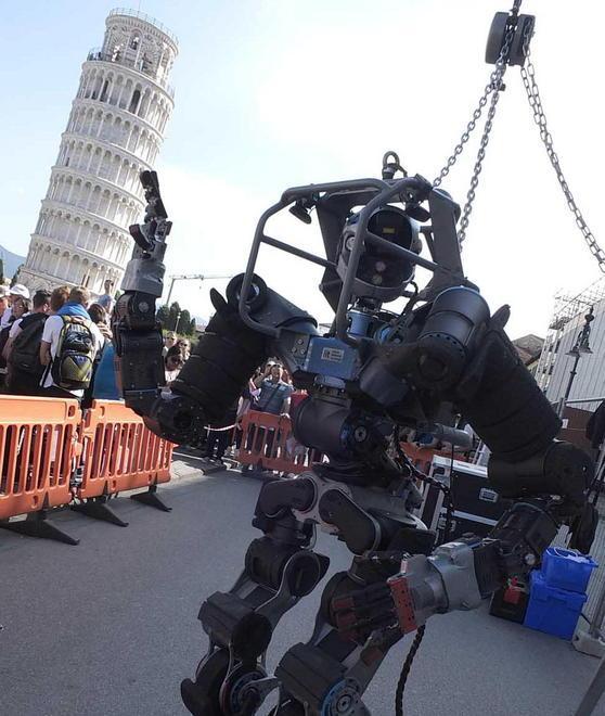 Walk-man fa il turista e si fa fotografare a sorreggere la Torre 