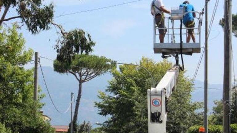 Rimessi in funzione due pali della luce su tre