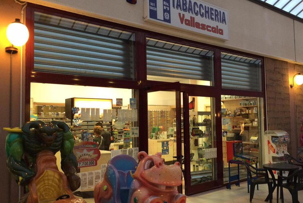 Quarto furto in 5 mesi alla tabaccheria in zona Vallescaja
