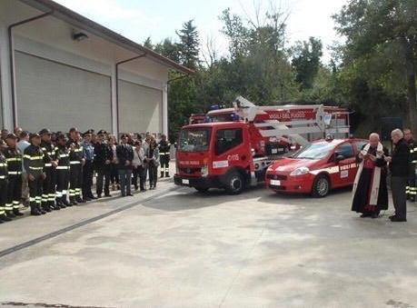 Vigili del fuoco muratori ristrutturano la caserma 