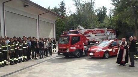 Vigili del fuoco muratori ristrutturano la caserma