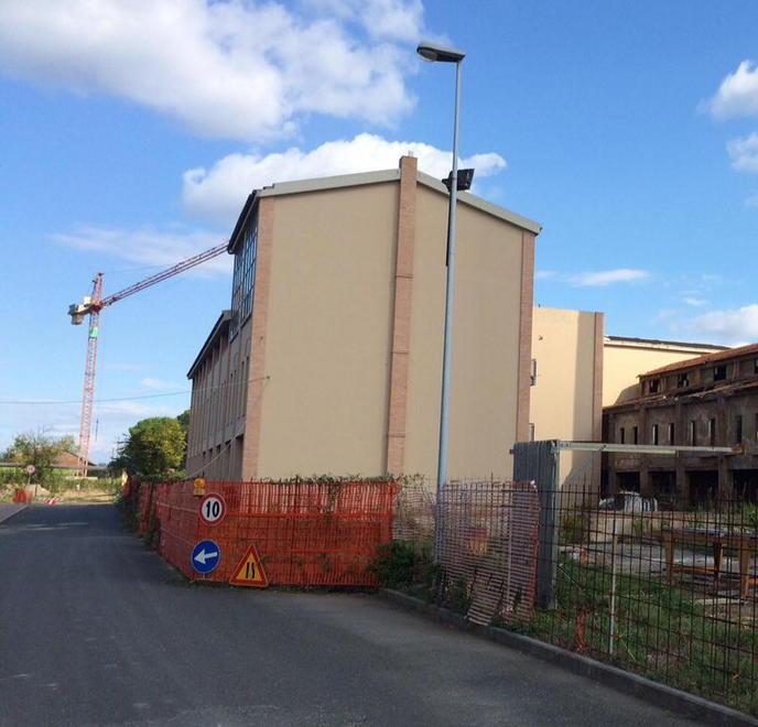 Marciapiedi e lampioni nel quartiere Magona 