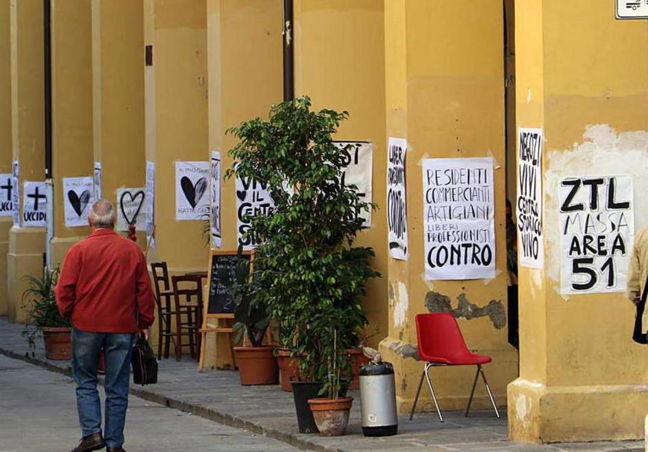 «Questa Ztl ci uccide» La rivolta dei cartelli 