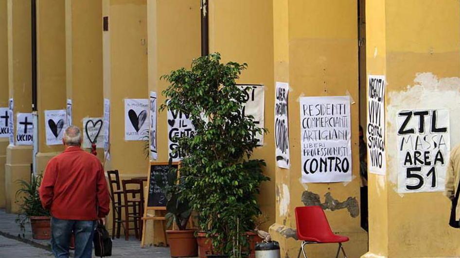 «Questa Ztl ci uccide» La rivolta dei cartelli