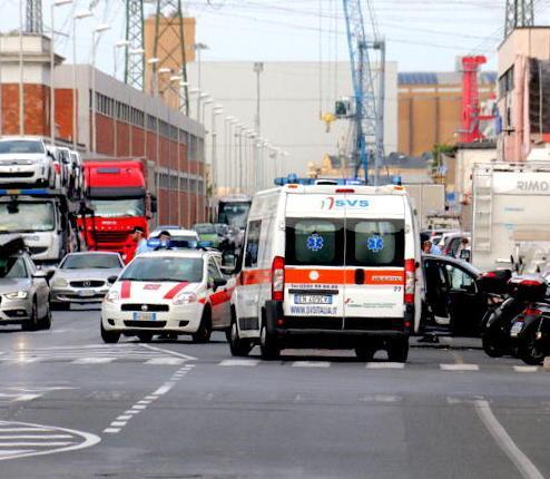 Muore nello schianto contro un’auto 