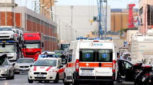 Muore nello schianto contro un’auto