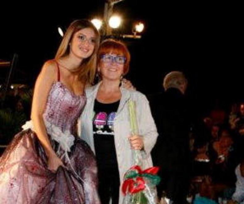 Maria Giulia Biagi (a destra) durante una manifestazione legata al Palio delle contrade di Pietrasanta