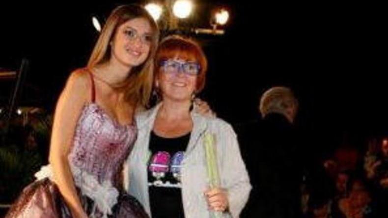Maria Giulia Biagi (a destra) durante una manifestazione legata al Palio delle contrade di Pietrasanta