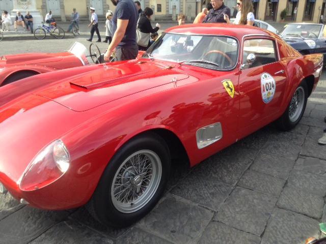 Una delle Ferrari che sono state ammirate in piazza Duomo (foto Batavia)