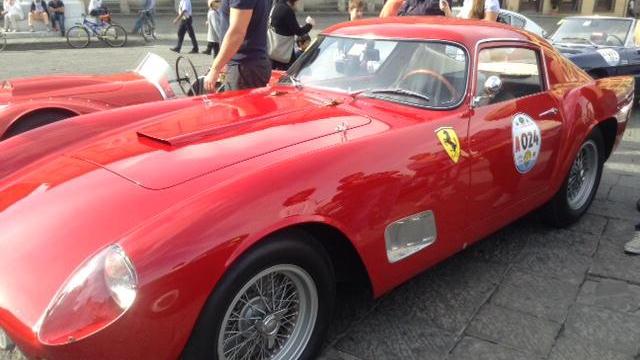 Una delle Ferrari che sono state ammirate in piazza Duomo (foto Batavia)