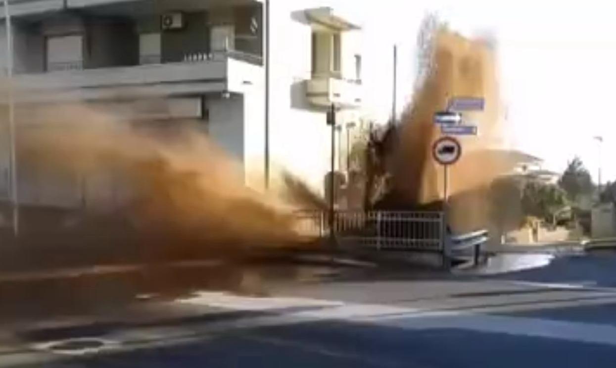 Nell'immagine di Agnese Ariu l'attimo in cui si è rotta la condotta d'acqua