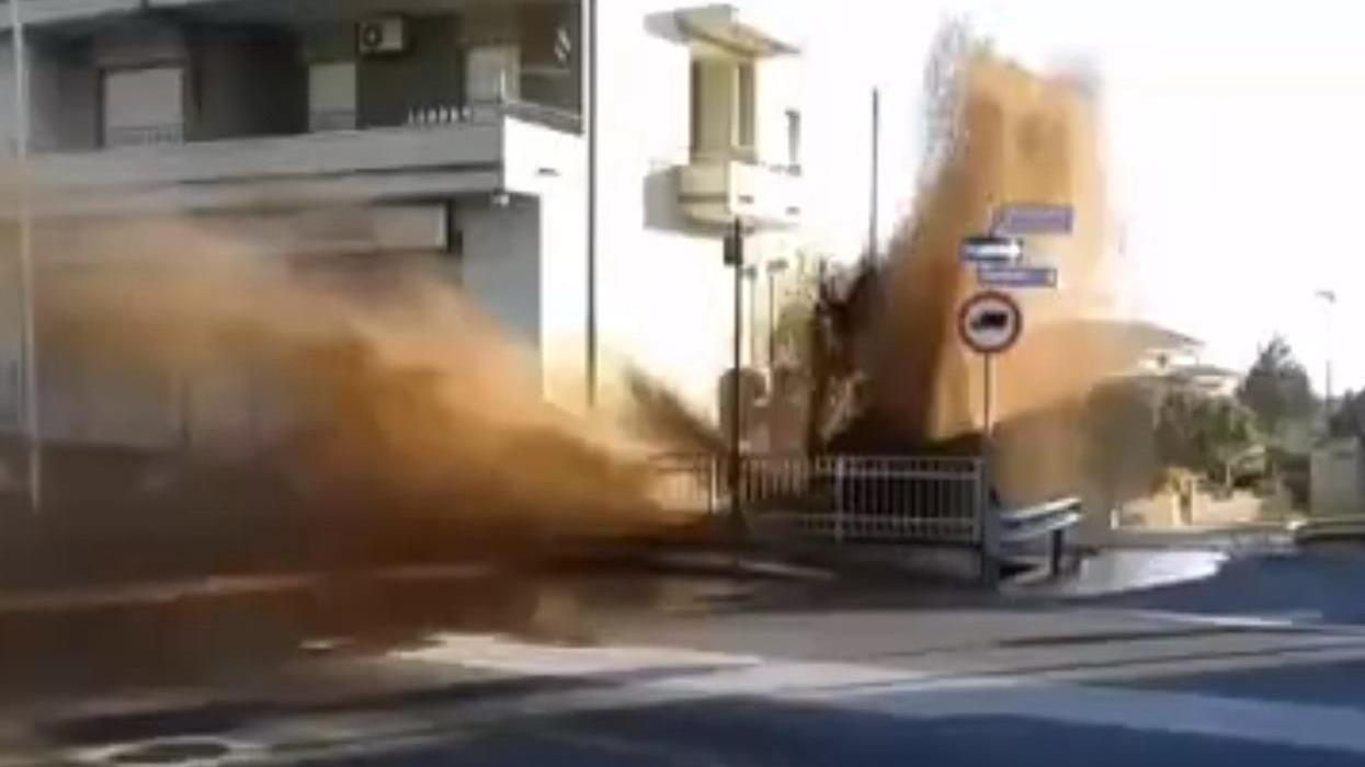 Nell'immagine di Agnese Ariu l'attimo in cui si è rotta la condotta d'acqua