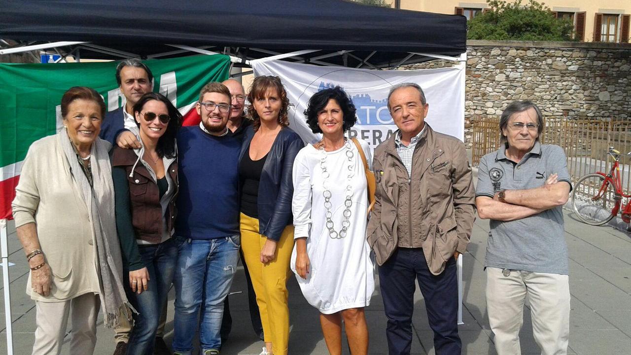 Gli esponenti del centrodestra raccolgono le firme contro la legge regionale