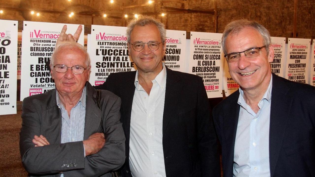Enrico Mentana beffa il direttore del Vernacoliere, Mario Cardinali, facendogli il gesto delle corna durante la foto di gruppo insieme a Luciano Barsotti, presidente della Fondazione Livorno (foto Vincenzoni)