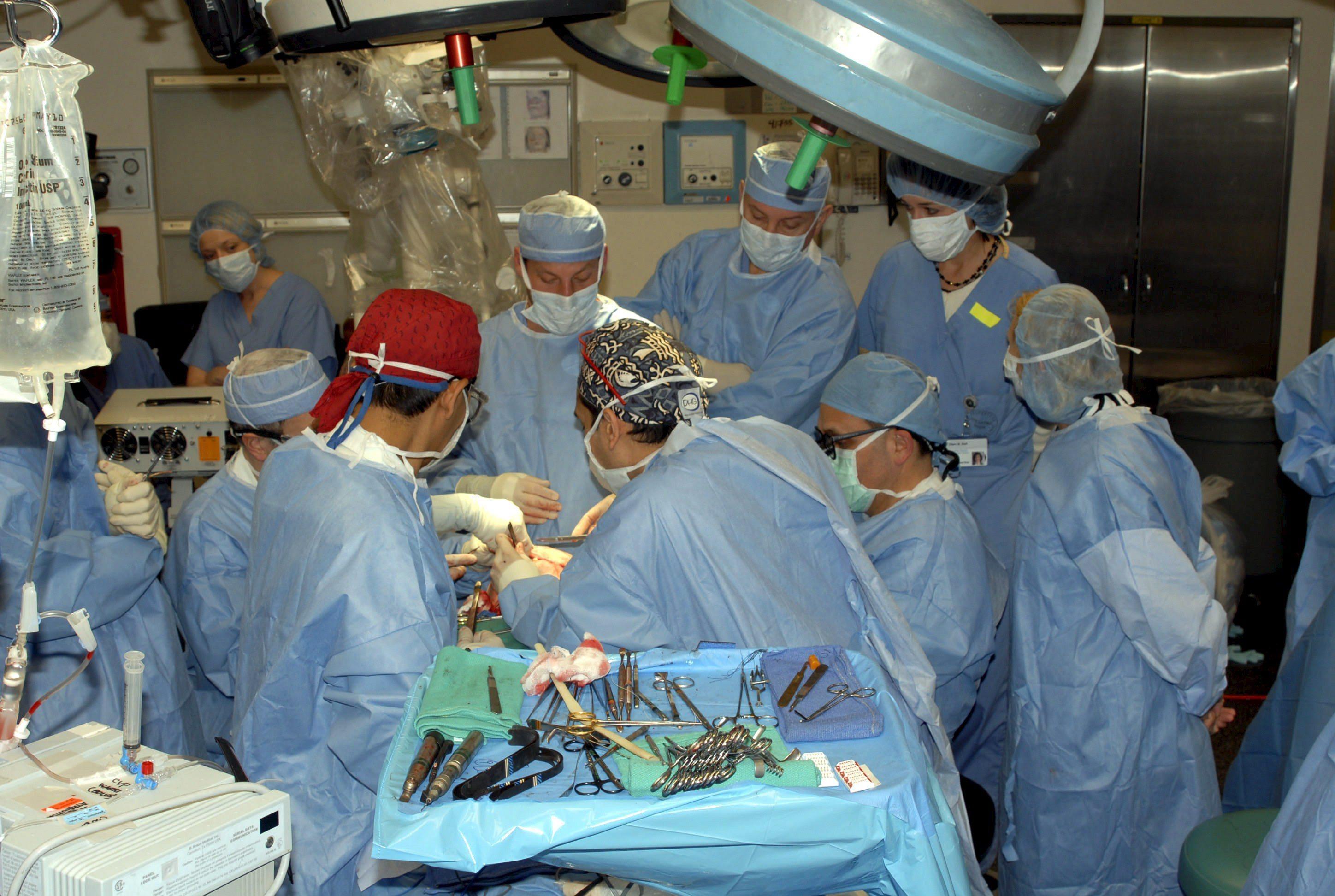 Un intervento in sala operatoria