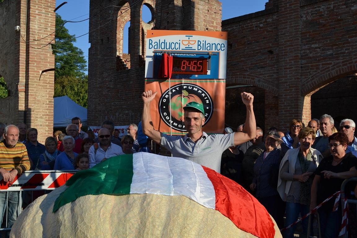 Stefano Cutrupi esulta dopo la vittoria