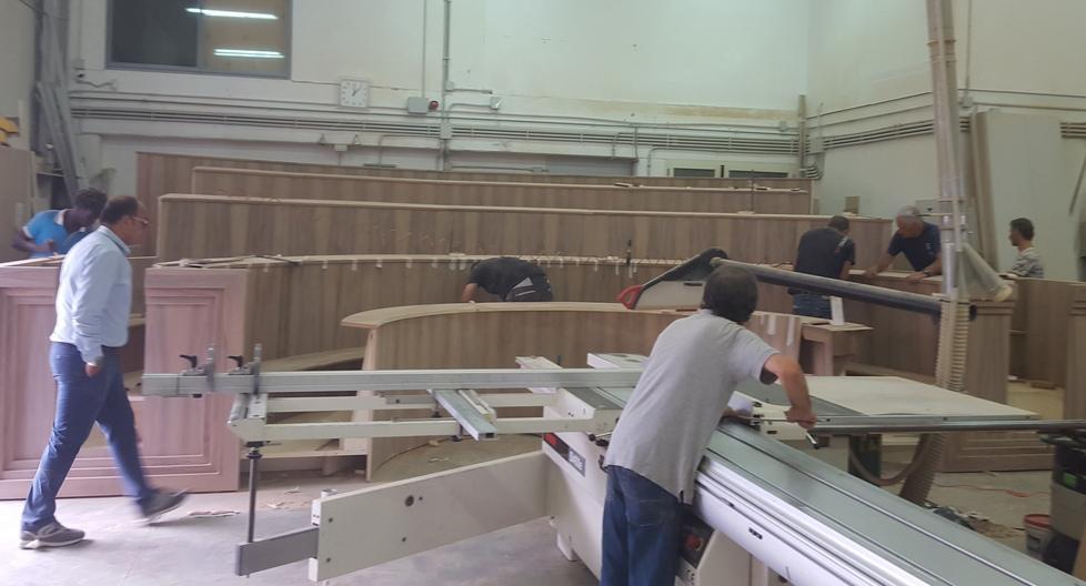 Gli artigiani della falegnameria di Salvatore Bussu hanno lavorato mattina e sera per un mese