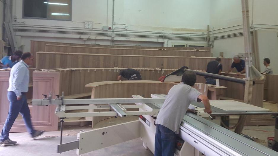 Gli artigiani della falegnameria di Salvatore Bussu hanno lavorato mattina e sera per un mese