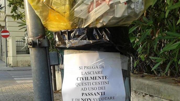 Messaggio contro gli sporcaccioni sui cestini