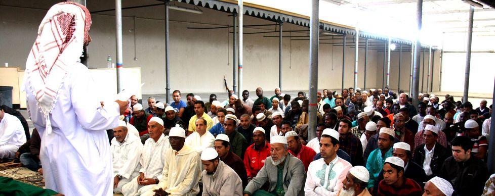 Musulmani in preghiera all’ex mercato civico 