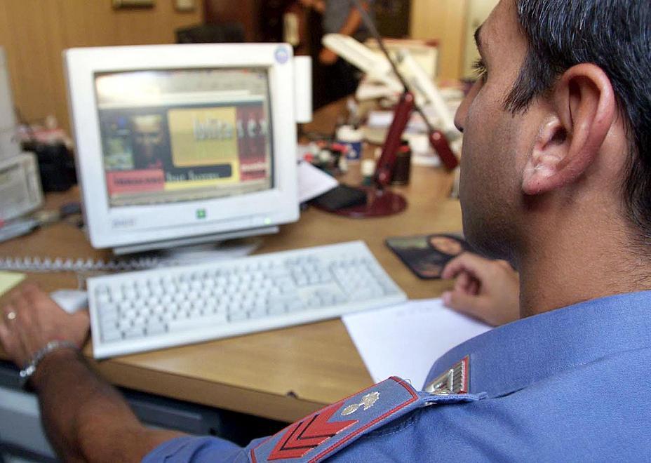 Nudo in spiaggia per filmare i bagnanti 