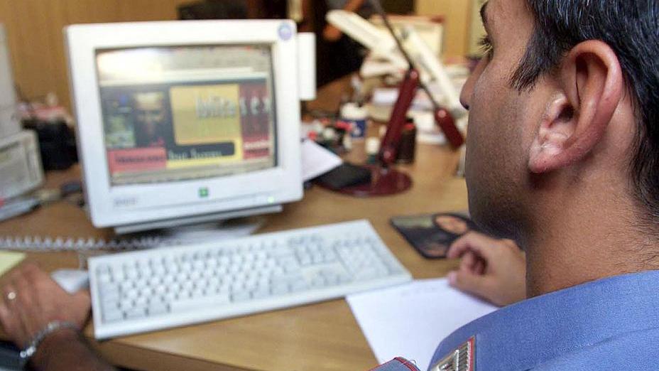 Nudo in spiaggia per filmare i bagnanti