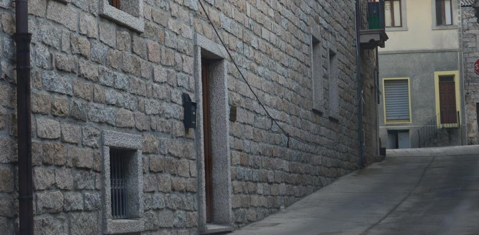 Cavi come liane in pieno centro 