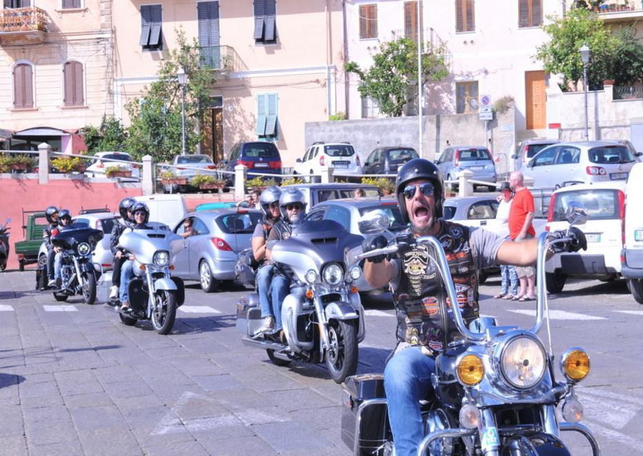 Una festosa invasione di Harley-Davidson in città 