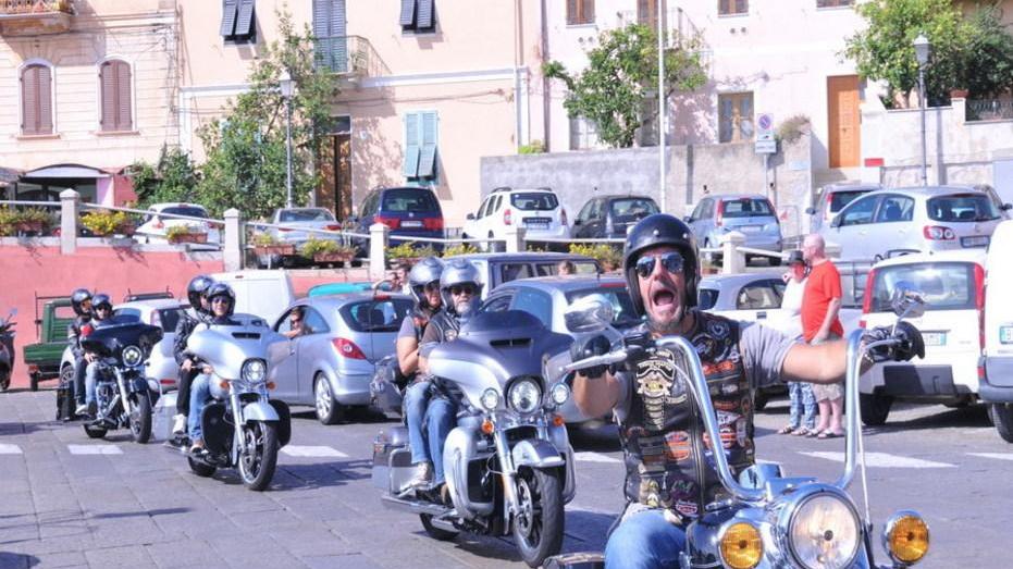Una festosa invasione di Harley-Davidson in città