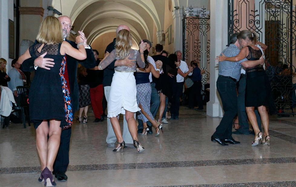 Il tango entra al museo per aiutare Emergency 