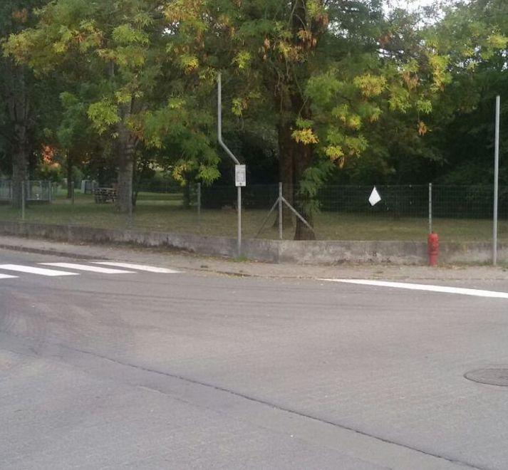 Scoppia pneumatico, sbanda e si schianta contro un’auto