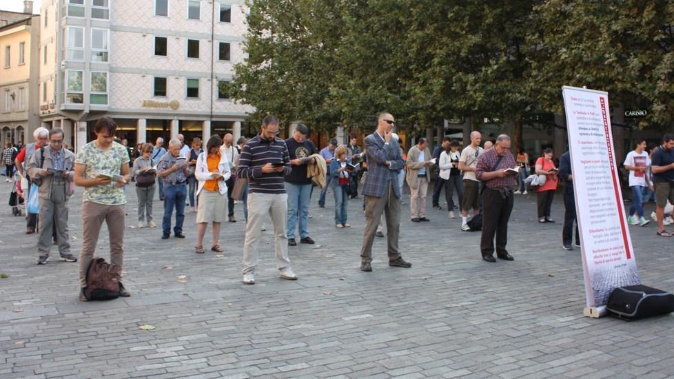 Le Sentinelle in piedi ancora in piazza