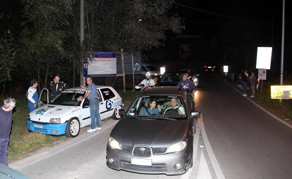 La coda delle auto dopo l'incidente al rally