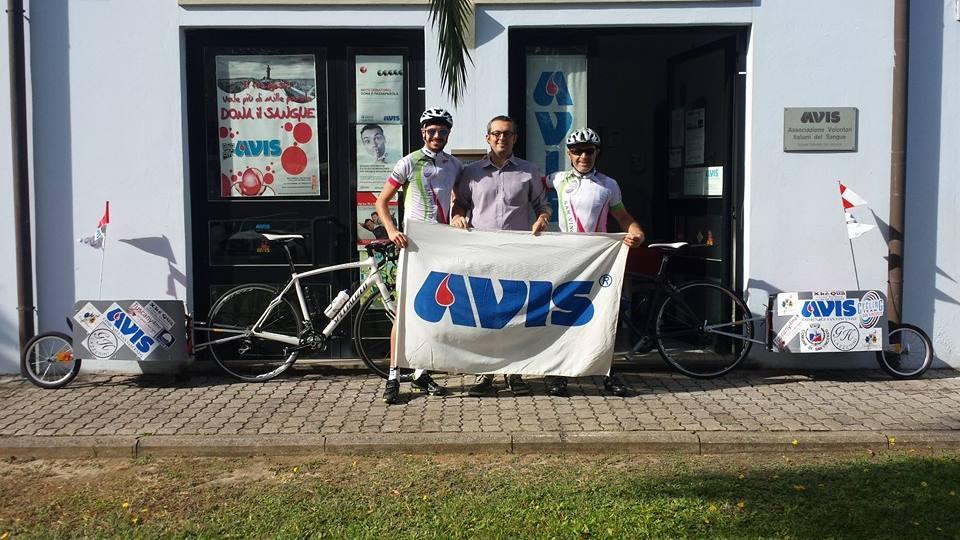 Da sinistra Massimo e Matteo Pantani con al centro il presidente Avis Dario Cairo