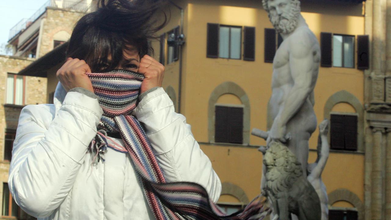Una ragazza si ripara dal freddo (foto d'archivio)