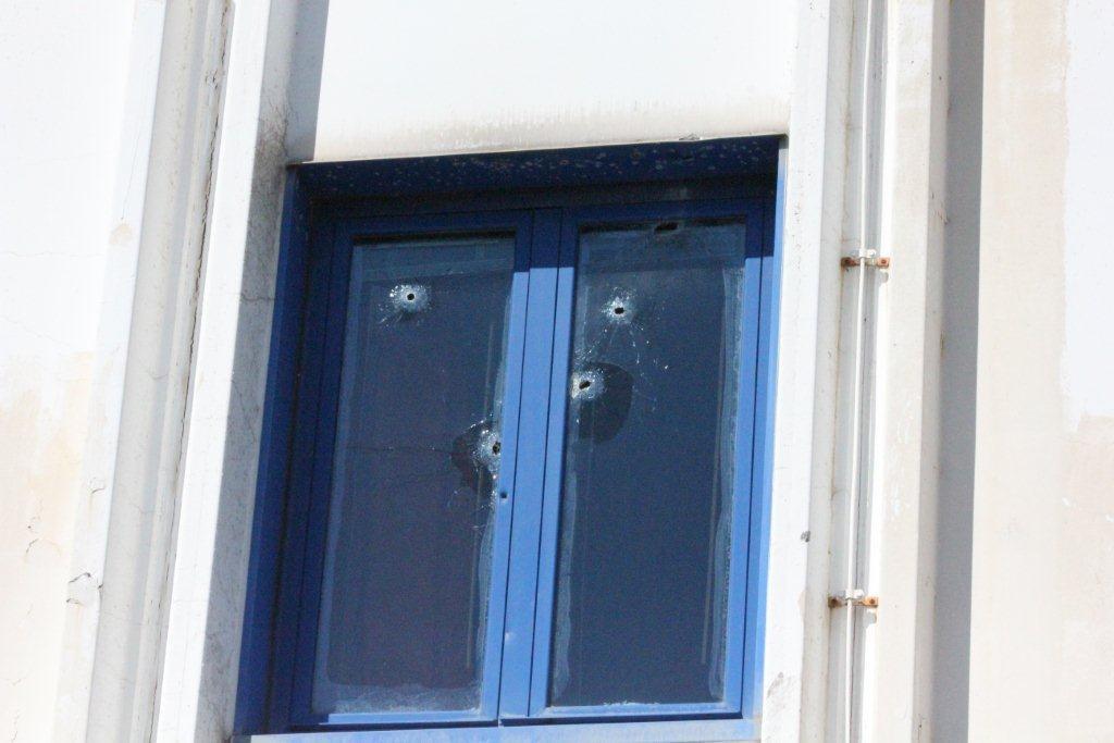 Le fucilate esplose contro la finestra 