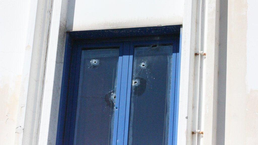 Le fucilate esplose contro la finestra 