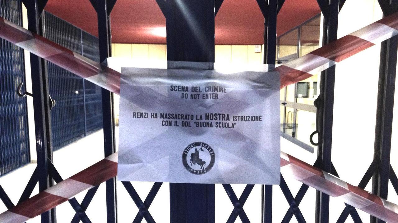 Gli ingressi di alcune scuole superiori sbarrati col nastro adesivo da Azione Giovani