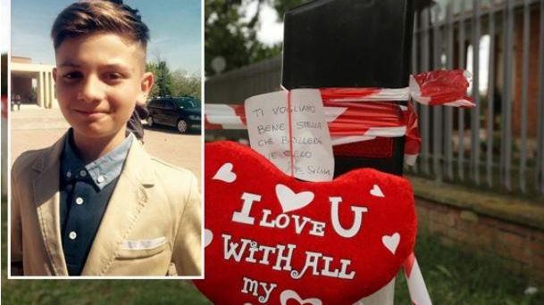 Samuele Vitale e il cuore di peluche con un pensiero lasciato dagli amici sul luogo dell'incidente