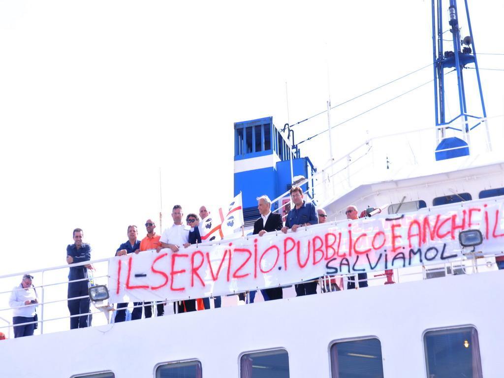 La protesta dei marittimi della Saremar a La Maddalena 