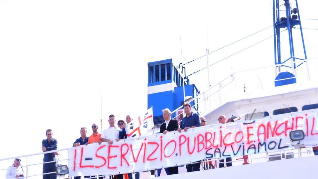 La protesta dei marittimi della Saremar a La Maddalena
