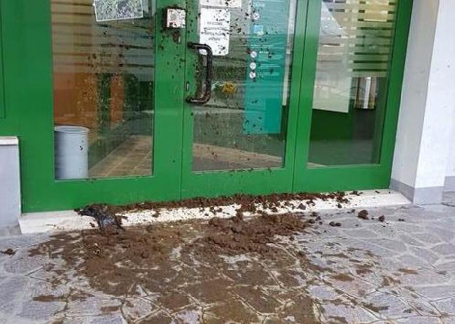 Ex negoziante di Concordia sparge letame sulla porta della banca 