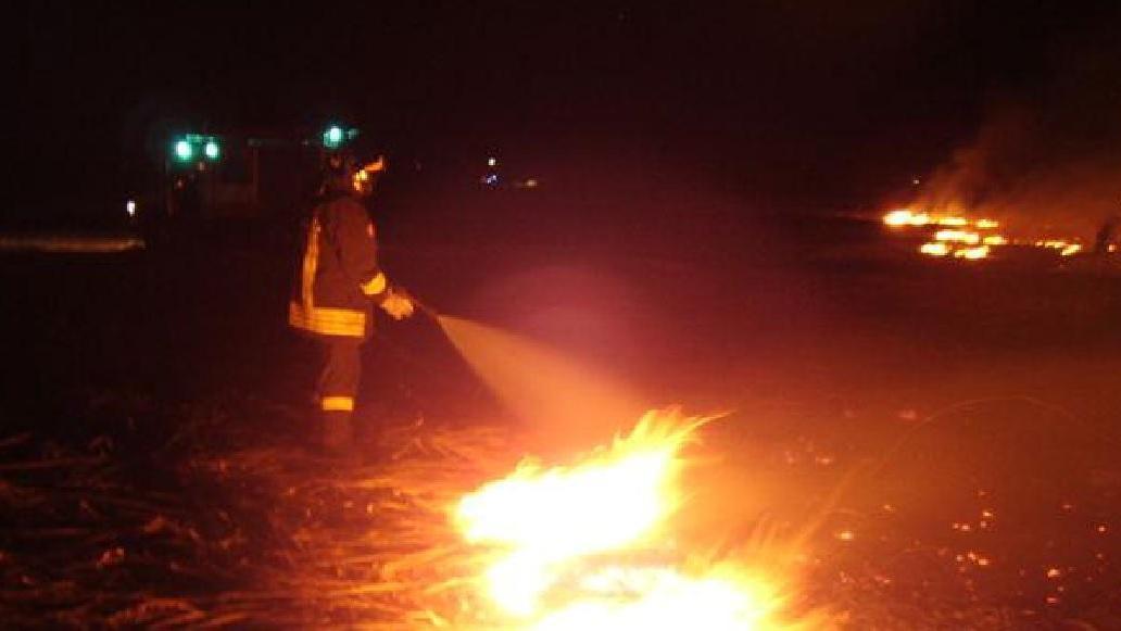 Mortaiolo, fiamme nella notte lungo lo Scolmatore