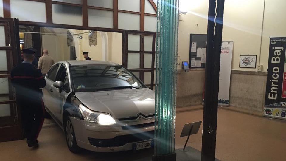 La vettura che è finita dentro l'atrio del municipio di Pontedera
