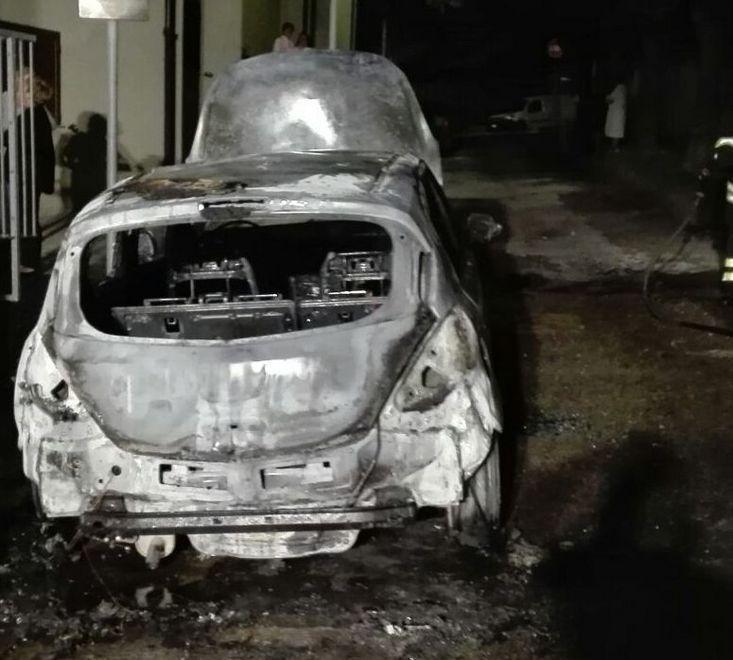 Opel Corsa distrutta dal fuoco