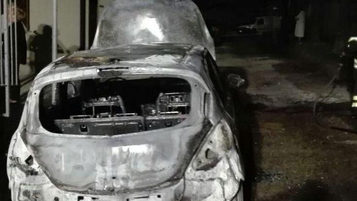 Opel Corsa distrutta dal fuoco