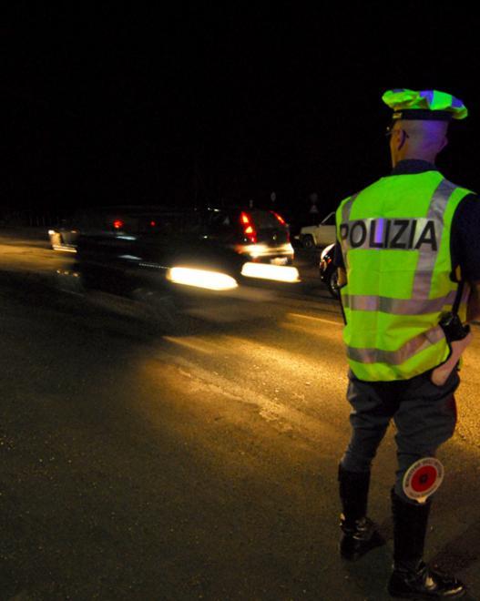Contromano nella notte sulla 131 