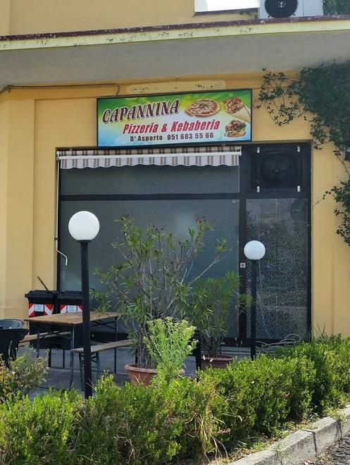 Indagini dei carabinieri dopo la rapina in pizzeria 